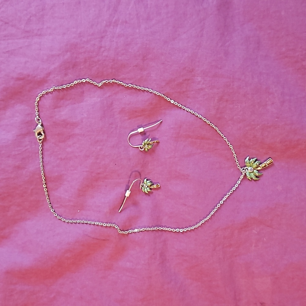 Super Cute Vintage Avon Silver Palm  Tree Necklace & Earring Set
